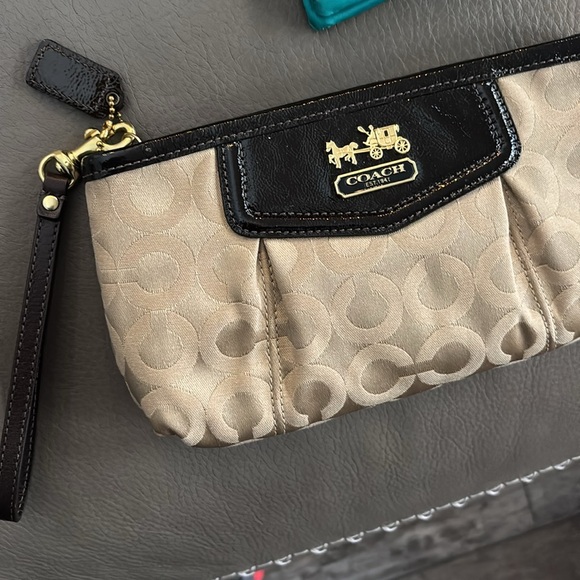 Coach cream and black large wristlet - Picture 4 of 4